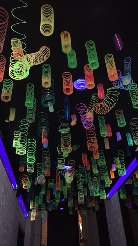 Techno Party Decoration Ideas, Rave Ideas Party, Techno Party Decoration, Cyberpunk Party Decorations, Techno Decor, Blacklight Decor, Black Light Decorations, Rave Decorations, Blacklight Party Decorations