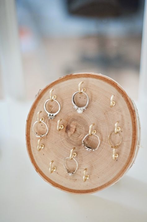 DIY: wood round ring holder. If you use the hooks with the safety latch - it would help with #shoplifters Jewelry Storage Diy, Diy Ombre, Jewelry Box Diy, Astuces Diy, Do It Yourself Crafts, Diy Farmhouse Decor, Wood Rounds, Dollar Store Crafts, Crafty Craft