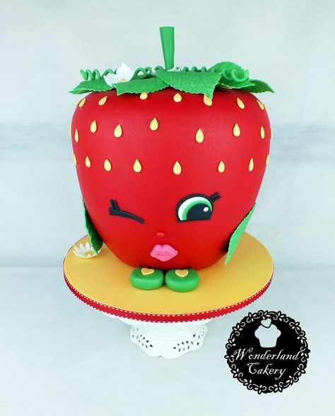 Strawberry Fondant Cake, Carved Cakes, Sculpted Cake, Shopkins Cake, Mini Cooking, Strawberry Birthday Cake, Strawberry Shortcake Cake, Cake Strawberry, Red Birthday