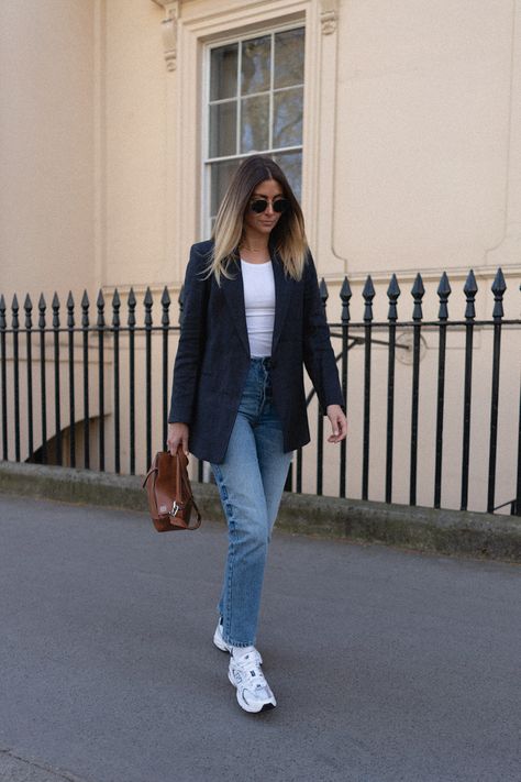 New Balance 530 Outfit, Navy Blazer Outfits, Emma Hill, 90’s Outfits, Trainers Outfit, New Balance Outfit, Blazer Outfit, Blazer Jeans, Neue Outfits