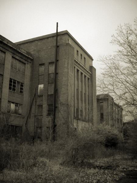 Haunted Asylums, Abandoned Asylums, Insane Asylum, Abandoned Hospital, City Farm, Spooky Places, In The Middle Of Nowhere, Mental Hospital, Middle Of Nowhere