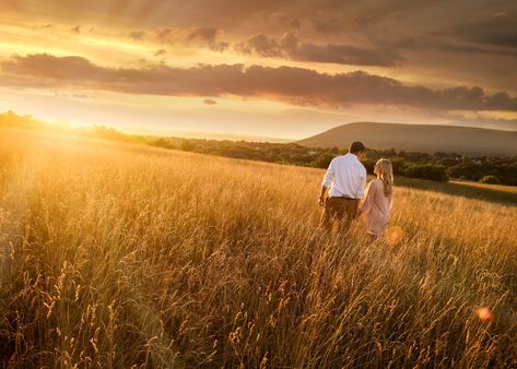 Pasture Couple Pictures, Wheat Field Couple Photography, Glowing Pictures, Golden Hour Couples Shoot, Golden Hour Engagement Pictures, Engagement Pictures Ideas, Engament Photos, Walking Hand In Hand, Light Pictures