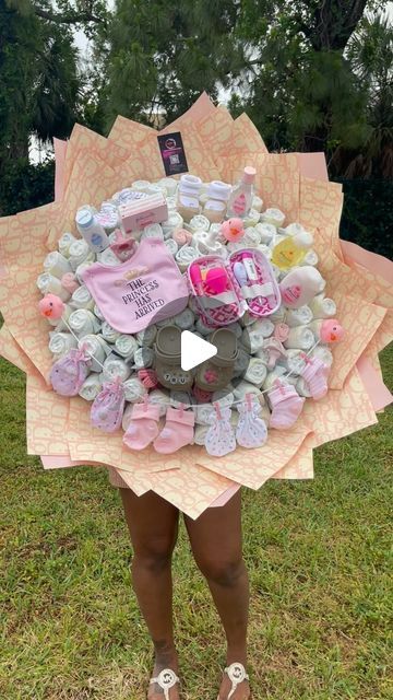 • QueenOfSweetssss & More on Instagram: "• Welcoming Baby Trú 💕🍼  • • • • • #explorepage #explore #viral #babyshower #babyboutique #pushgift #itsagirl #teamgirl #diaperbouquet #johnsonandjohnson #crocs #pink #soontobemommy #soontobemom #croc #huggies #huggiesdiapers #diapers #babygirl" Baby Bouquet Gift, Baby Shower Bouquet Ideas, Baby Box Ideas, Diaper Decorating Ideas, Baby Boxes Decorations, Regalos Baby Shower Originales, Baby Bouquet Diy Gift, Baby Shower Diaper Bouquet, Diaper Gift Ideas