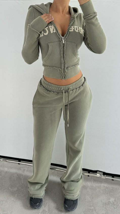 Cute Tracksuits For Women, Outfits Boujee, Sweat Suit Set, Women Sweatsuit Outfit, Matching Set Outfit Black Women, Sweat Suit Outfits Black Women, 2 Piece Set Outfit Black Women, Cute Tracksuits, Alo Outfit Ideas