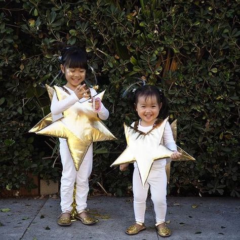 Twinkle, twinkle little star and Twinkle, twinkle shooting star! Kids Star Costume, Nativity Star Costume, Shooting Star Costume, Nursery Rhyme Costume, Diy Christmas Costumes, Affordable Halloween Costumes, Diy Fantasia, Nativity Star, Joy Cho