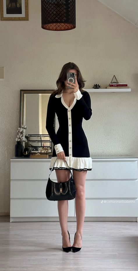 Fashion Tricks, Frill Mini Dress, Chique Outfit, Stylish Work Attire, Stylish Work Outfits, Looks Chic, Look Younger, Clean Modern, Lookbook Outfits