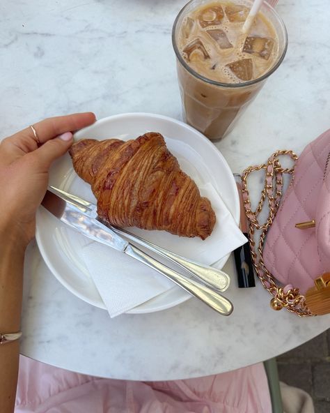 another day pretending I’m in paris 🥐🎀 Gisou Aesthetic, Pink White Aesthetic, Light Pink Aesthetic, Pink Matcha, 2025 Moodboard, Gucci Clothes, Sunday Reset, Ballet Girl, Girly Pop