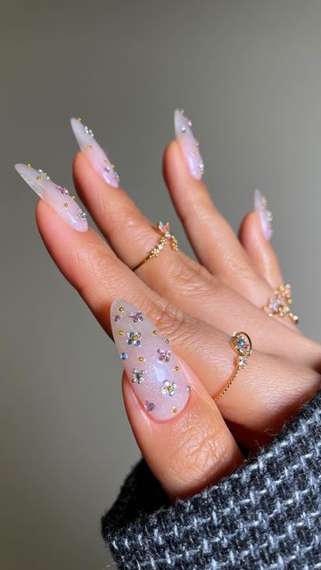 San Sung Kim | 김산성 on Instagram: "🎀🌸💗 … I fell in love with my new @shopgirlscrew rings* that I had to create a set entirely based on the dainty details. I wish you could see these rings paired w/ my nails in real life. I can’t stop staring at them because my hands have never looked this good. *PR/gifted **Rhinestones from Amazon sf (link in bio)" Dimond Nails Ideas, Gem Nail Art, Rhinestones Nails, Nails Rhinestones, Horror Nails, Overlay Nails, Plain Nails, Nail Rhinestones, Edgy Nails