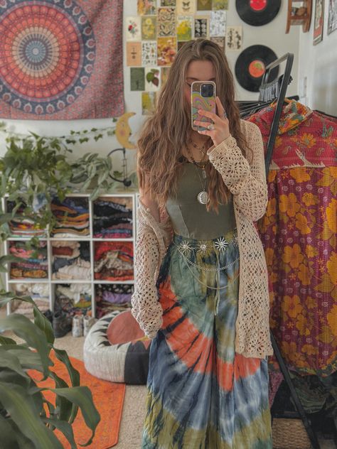 hannah drapinski hippie outfit of the day hippie style hippie room 70s fashion hippie life Winter Hippy Outfits, Hippies Outfit, Hannah Drapinski, Funky Aesthetic Outfits, Christian Hippie, 70s Hippie Outfits, Hippie Style 70s, Boho Hippie Outfits, Goth Moth