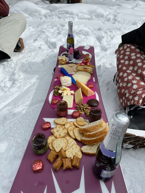 Ski Charcuterie Board, Ski Party Food Ideas, Snowboard Theme Party, Apres Ski Party Games, Apres Ski Food, Apres Ski Aesthetic Party, Snowboarding Pictures Friends, Ski Birthday, Apres Ski Birthday Party