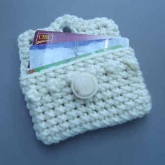 FREE crochet pattern for a Credit or Gift Card Case Crochet Credit Card Holder, Card Holder Pattern Free, Crochet Card Pouch, Credit Card Holder Pattern, Card Holder Pattern, Knitting Bag Pattern, Crochet Ornament Patterns, Crochet Button, Purse Crafts