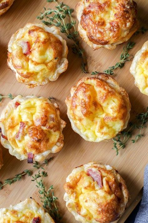 Quiche Puff Pastry, Mini Quiche Tarts, Impressive Side Dishes, After Dinner Snacks, Quiche Bites, Mini Quiche Recipes, Nibbles For Party, Puff Pastry Appetizers, Pie Maker