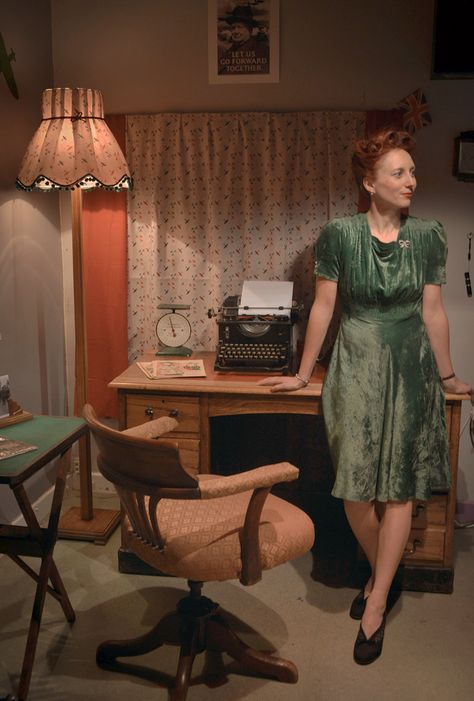 original 1940s velvet dress and 1930s shoes. Love the room too 1940s House Interior, 1940s Housewife, 1940s Home Decor, 1940s Interior, 1940s Clothing, 40s Art, 1930s Shoes, Housewife Dress, Dancing Outfits