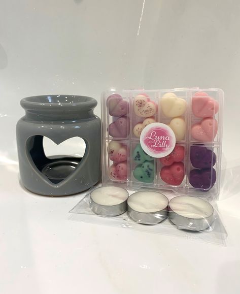 Kit includes: 1 x Heart Burner 1 x Sample box (Includes our top 8 best sellers) 3 x Tea Lights GREY, WHITE OR METALLIC GREY Heart Burner Dimensions - 10 x 10 x 10cm  Beautiful oil/ wax melt burner. Perfect piece for any home or any Important safety notice: once tealight is lit inside melter, please handle with care and only handle the base of the melter as the top of the vessel may become extremely hot! All ingredients for our waxmelts are sourced from the UK and handmade in the UK. We use high Cute Wax Melts, Wax Melt Business, Grey Heart, Designer Fragrance, Wax Melt Burner, Candle Molds Diy, Sample Box, Aesthetic Candles, Wax Burner