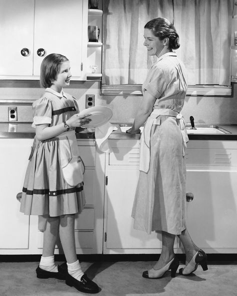 Company Dinner, Doing Dishes, Vintage Housewife, Tuna Casserole, Food Writing, British Tv, Washing Dishes, Mother And Daughter, Moda Vintage