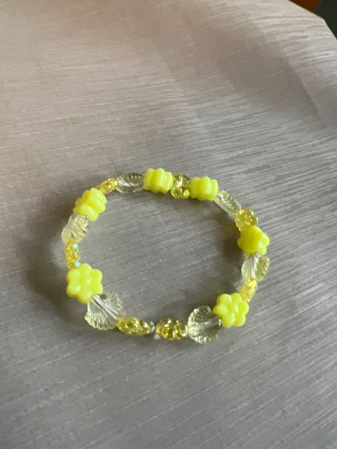 I love it it is so yellow Clueless Bracelet, Movie Outfit, Bracelet Inspo, Yellow Bracelet, Yellow Jewelry, Bead Ideas, Movies Outfit, Bracelet Ideas, Clueless