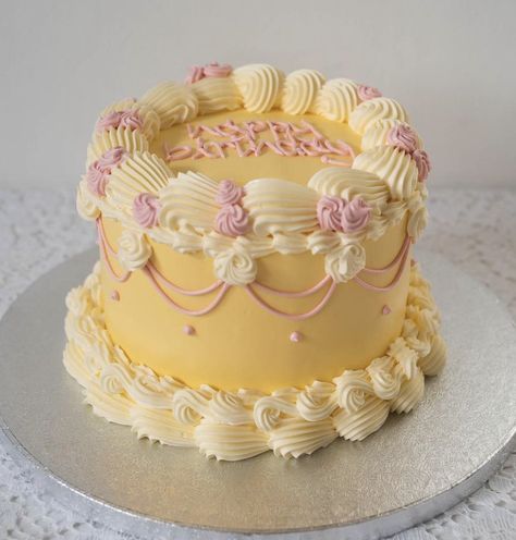 Bolo Vintage, Vintage Birthday Cakes, Pastel Cakes, Mini Cakes Birthday, Creative Birthday Cakes, Fake Cake, Pretty Birthday Cakes, Cute Birthday Cakes, Pink Birthday