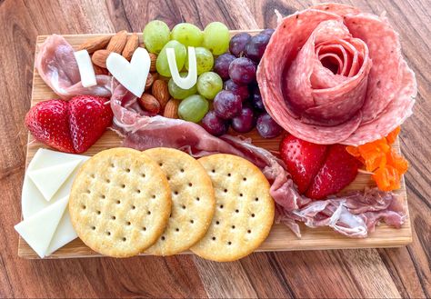 Personal Charcuterie Board Ideas, Personal Charcuterie Board, Gourmet Box, Charcuterie Gifts, Fruit Basket Gift, Snack Board, Fruit Arrangements, Charcuterie Inspiration, Charcuterie And Cheese Board