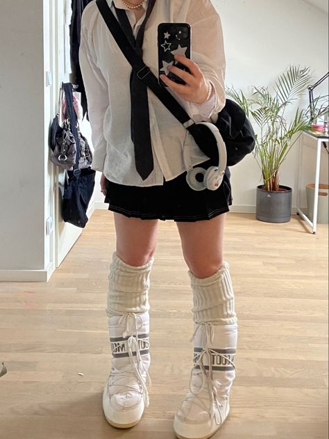 moon boots Moon Boots Outfit, Outfit With Skirt, Boot Outfits, Moon Boot, Snow Fashion, Swag Outfits For Girls, Teenage Fashion, New Rock, Dream Style