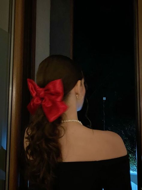 Red Bow Hairstyle, Mexican Hairstyles, Bow Aesthetic, Red Hair Bow, Money Girl, Brand Photography Inspiration, Romantic Christmas, Bow Hairstyle, Christmas Hairstyles