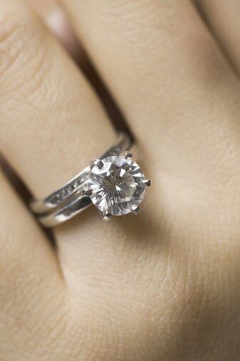 Absolutely perfect. Plain band. One ROCK. No games. No Gimmicks. Pure class. lol Cleaning Diamond Rings, Engagement Rings On Finger, Big Engagement Rings, Favorite Engagement Rings, Buying An Engagement Ring, Wedding Band Sets, Wedding Rings For Women, Diamond Wedding Rings, Wedding Ring Sets