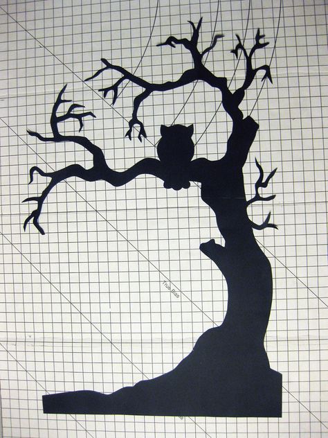 Fun Halloween Decorations Outdoor, Halloween Window Silhouettes, Window Silhouette, Silhouette Tree, Moldes Halloween, Silhouette Halloween, Halloween Silhouette, Halloween Window Decorations, Halloween Decor Diy