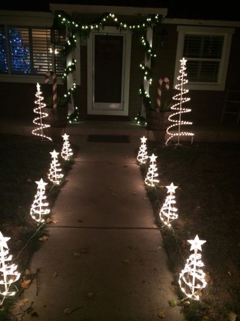 Christmas Railing, Easy Outdoor Christmas Decorations, Christmas Exterior, Outdoor Christmas Decorations Lights, Giant Christmas Ornaments, Christmas Lights Outside, Pallet Christmas Tree, Outdoor Christmas Tree, Christmas Yard Decorations