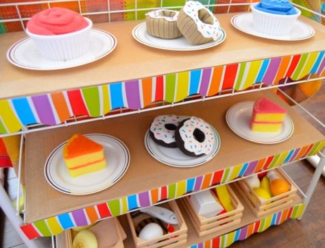 Dollar store & cardboard cafe #kids #creativePlay Play Bakery, Boredom Busters For Kids, Dramatic Play Preschool, Dramatic Play Area, Play Pretend, Kids Pretend Play, Dramatic Play Centers, Play Centre, Felt Food