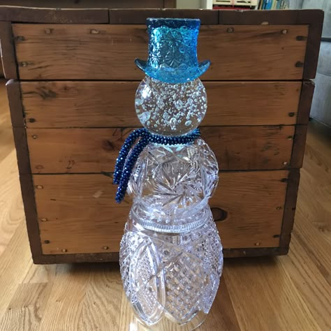 Glass Insulator Snowman, Glass Snowman Diy, Glass Snowman Crafts, Repurposed Glassware, Glass Totems, Glassware Garden Art, Glassware Crafts, Recycled Garden Art, Vintage Christmas Crafts