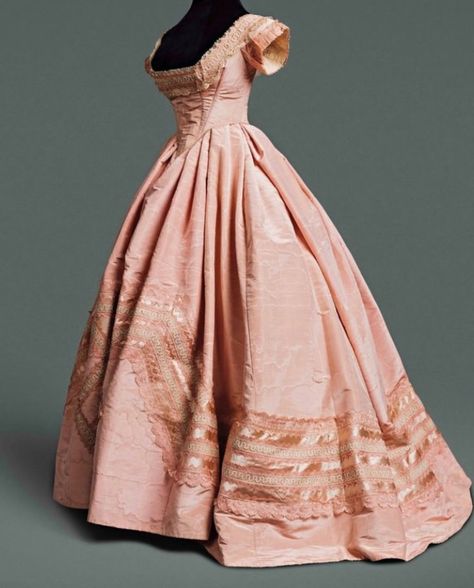 1800s Dresses, 1860s Dresses, Victorian Era Dresses, 1800s Fashion, Special Event Dresses, Pink Evening Dress, Period Dress, 19th Century Fashion, Old Dresses