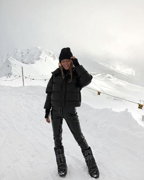 Kristin Rodin, Mode Au Ski, Ski Pics, Ski Trip Outfit, Ski Pictures, Up In The Clouds, Winter Outfits Snow, Snow Trip, Ski Outfit