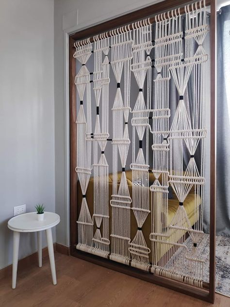 Living Room Divider Ideas, Pola Jaring, Pola Macrame, Living Room Divider, Macrame Curtain, Macrame Decor, Diy Home Decor On A Budget, Diy Home Decor Easy, Macrame Design