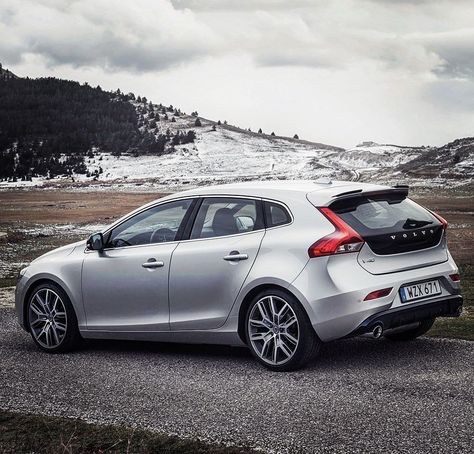 Volvo V40, Hot Hatch, Volvo Cars, Nice Cars, Vision Board 2023, Whips, Dream Car, Jaguar, Volvo