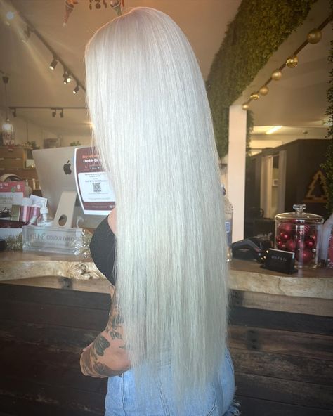 Media Source: https://www.instagram.com/p/CYA_bNoPqWC/ Fresh Blonde & Fresh set of platinumlockz Hair Extensions 😍😍 ( #📷 @hairbyaleishaa ) Long Blonde Extensions, Platinum Blonde Hair Extensions, Long Platinum Blonde, Sew In Extensions, Bright Blonde Hair, Blonde Extensions, Pearl Blonde, White Blonde Hair, Blonde Hair Extensions