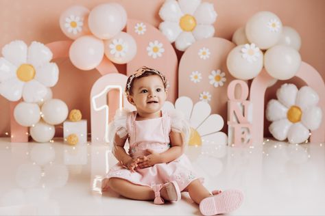 Daisy Themed First Birthday Photoshoot, Daisy Theme Smash Cake Photoshoot, Daisy Baloon Decoration, Daisy Birthday Photoshoot, Daisy Cake Smash Photoshoot, Daisy First Birthday Photoshoot, Daisy Cake Smash, Daisy Birthday Party Decorations, Daisy Photoshoot