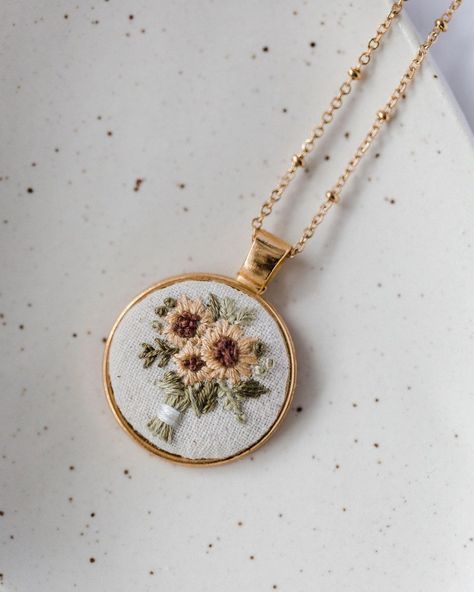 Embroidery Necklace Designs, Embroidery Jewelry Patterns, Diy Embroidery Earrings, Embroidery Pendants, Cute Embroidery Patterns, Bouquet Embroidery, Sunflower Embroidery, Hand Embroidered Jewelry, Embroidery Earrings