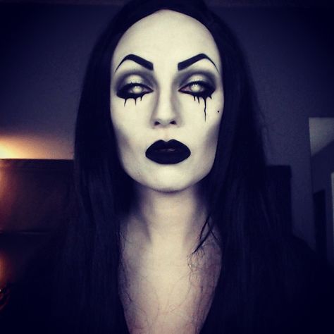 Undead Vampira makeup vampire Halloween horror IG: TheTrashMask Undead Aesthetic, Makeup Vampire, Halloween Fx, Devil Face, Monster Makeup, Face Ideas, Creepy Halloween Makeup, Vampire Makeup, Casa Halloween