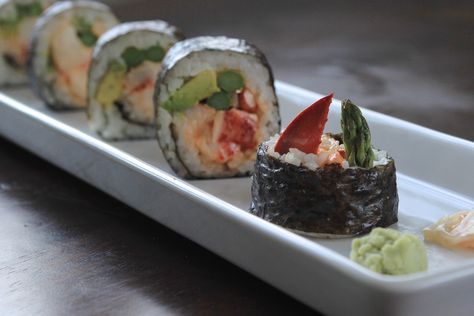 Meat Sushi Roll, Lobster Sushi, Sushi Rolls At Home, Meat Sushi, Spicy Lobster, How To Make Lobster, Hand Roll Sushi, Avocado Sushi, Avocado Roll