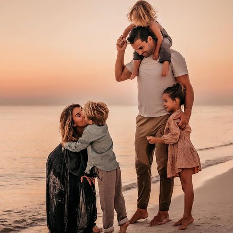 Jessie James Decker’s Instagram profile post: “This Is one of my favorite shots from the beach photo shoot we did because no one asked Bubby to kiss me for the picture, he just did it on…” Big Family Photo Shoot Ideas, Large Family Photo Shoot Ideas, Family Beach Pictures Outfits, Beach Photoshoot Family, Beach Picture Outfits, Family Portrait Outfits, Beach Photo Shoot, Big Family Photos, No One Asked