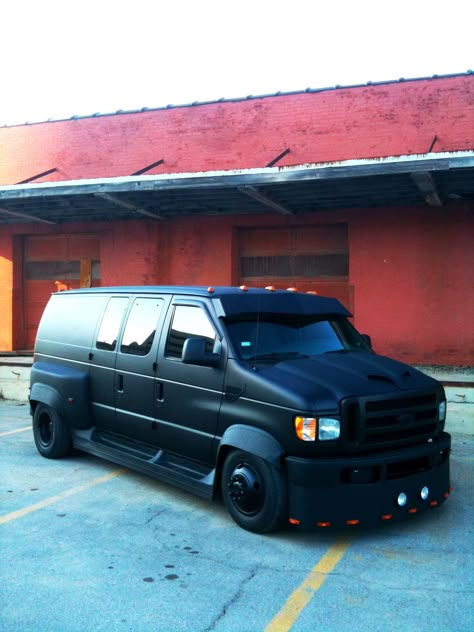 One off custom dually van built by Michael Beall in sand springs Oklahoma. Mobil Off Road, Ford Econoline Van, Mini Vans, Old School Vans, مرسيدس بنز, Bug Out Vehicle, Chevy Van, 4x4 Van, Ford Van