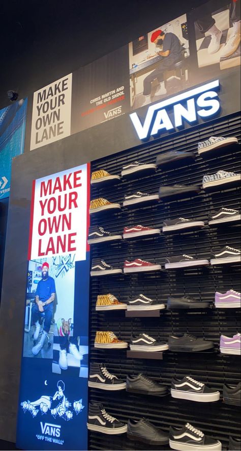 Vans Store Aesthetic, Skate Store, Tenis Vans, Clothing Store Interior, Vans Store, Story Ideas Pictures, Skate Style, Handbag Essentials, Vans Off The Wall