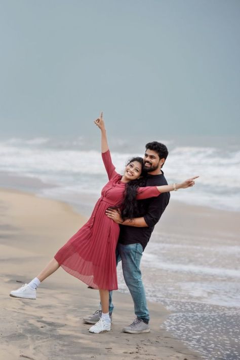 Beach Photoshoot Poses Post Wedding Photoshoot Poses, Outdoor Beach Photoshoot, Beach Stills For Couples, Beach Post Wedding Photoshoot, Couple Shoot Beach Photography, Couple Photoshoot Dress Ideas Outfit, Couple Photo Shoot Beach, Beach Side Photoshoot Ideas, Couple Poses In Beach