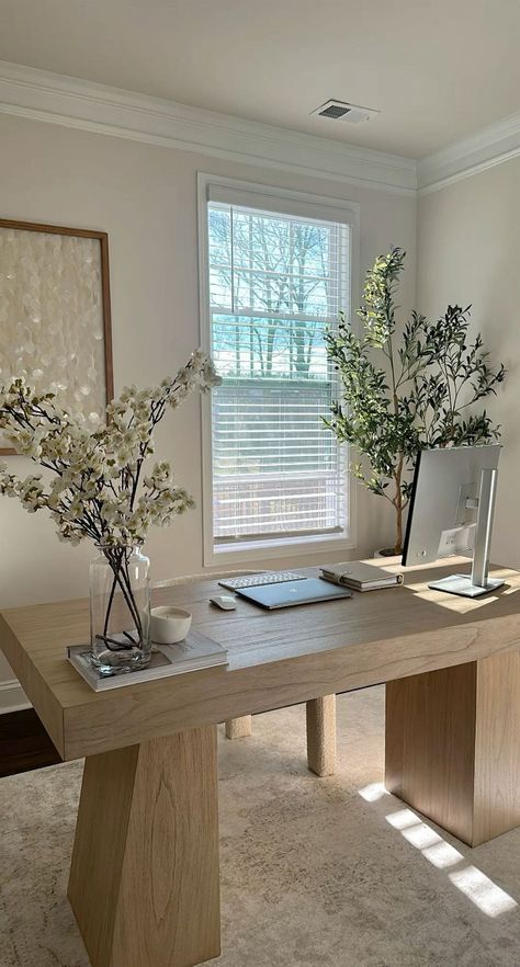 The perfect neutral, aesthetic office decor #neutralhomedecor #homeofficeideas #homeofficeinspiration #neutraldecor #neutralhome #neutralstyle #aesthetic #aesthetichomedecor #aestheticstyle #Decor #HomeInspiration #Home #HouseGoals #Embracing #Simplicity #HomeDecorating #in #Minimalist #HomeIdeas #DecorInspiration #Style Desk In Center Of Room Office, Mac Desktop Setup, Modern Scandinavian Office, Chic Home Office Ideas, Organic Modern Office, Home Gym And Office, Minimalistic Desk, Minimalistic Office, Pastel Office