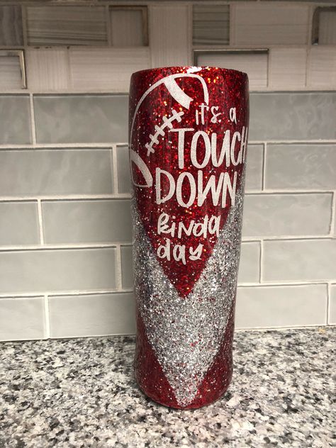 Tumblers Designs, Football Tumbler, Football Diy, Glitter Tumbler Cups, Cup Ideas, Tumbler Cups Diy, Tumbler Ideas, Mom Tumbler, Personalized Tumbler