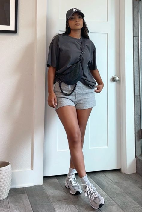 Outfit With Chunky Sneakers, New Balance Sneaker Outfits Women, Casual Summer Sneaker Outfits, Chunky Dad Sneakers Outfit, New Balances Outfits Ideas, Styles For Women, Dad Sneaker Outfits Women, Grey Sweat Shorts Outfit, Chunky Sneaker Outfit