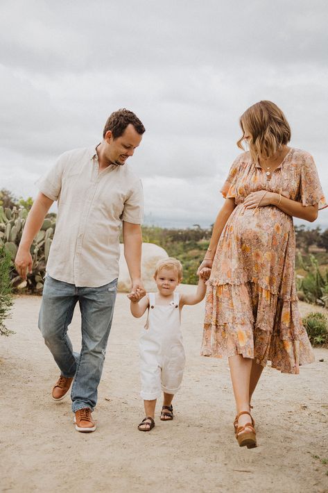 Family Of Three Maternity Photoshoot, Family Of Three Maternity Photos, Family Of 3 Maternity Pictures, Spring Maternity Photos, Maternity Photography Family, Family Maternity Pictures, Maternity Photography Poses Outdoors, Beach Maternity Photos, Spring Maternity