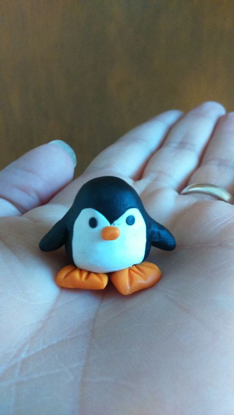 Penguin, polymer clay Diy Clay Penguin, Air Dry Clay Penguin, Penguin Clay Art, Clay Date Inspo Pics, Clay Modelling For Kids, Polymer Clay Penguin, Summer Hobbies, Clay Penguin, Penguin Unit