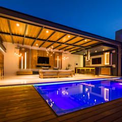 Vista general terraza con gimnasio y alberca balcones y terrazas modernos de rené flores photography moderno | homify Pool Cabana Ideas, Bar Outdoor Design, Modern Pool House, Swimming Pool Construction, Swimming Pool Architecture, Construction Architecture, Modern Pools, Backyard Living, Ideas Casa