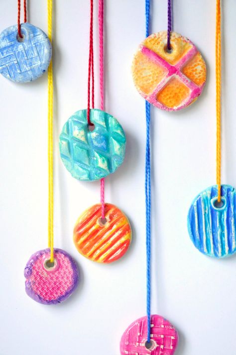 Easy clay texture pendants to make with kids- (these are perfect gifts for kids to give!) Clay Necklace Diy, Clay Projects For Kids, Clay Crafts For Kids, Clay Pendants, Kids Clay, Clay Texture, Kindergarten Art, Necklace Diy, Clay Necklace