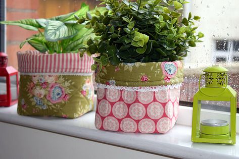 Tutorial: Quilted Plant Pot Cover - Just Jude Designs - Quilting, Patchwork & Sewing patterns and classes Diy Fabric Basket, Plant Cozy, Puff Quilt Tutorial, Fabric Pots, Fabric Plant, Fabric Basket Tutorial, Plant Bags, Basket Tutorial, Puff Quilt